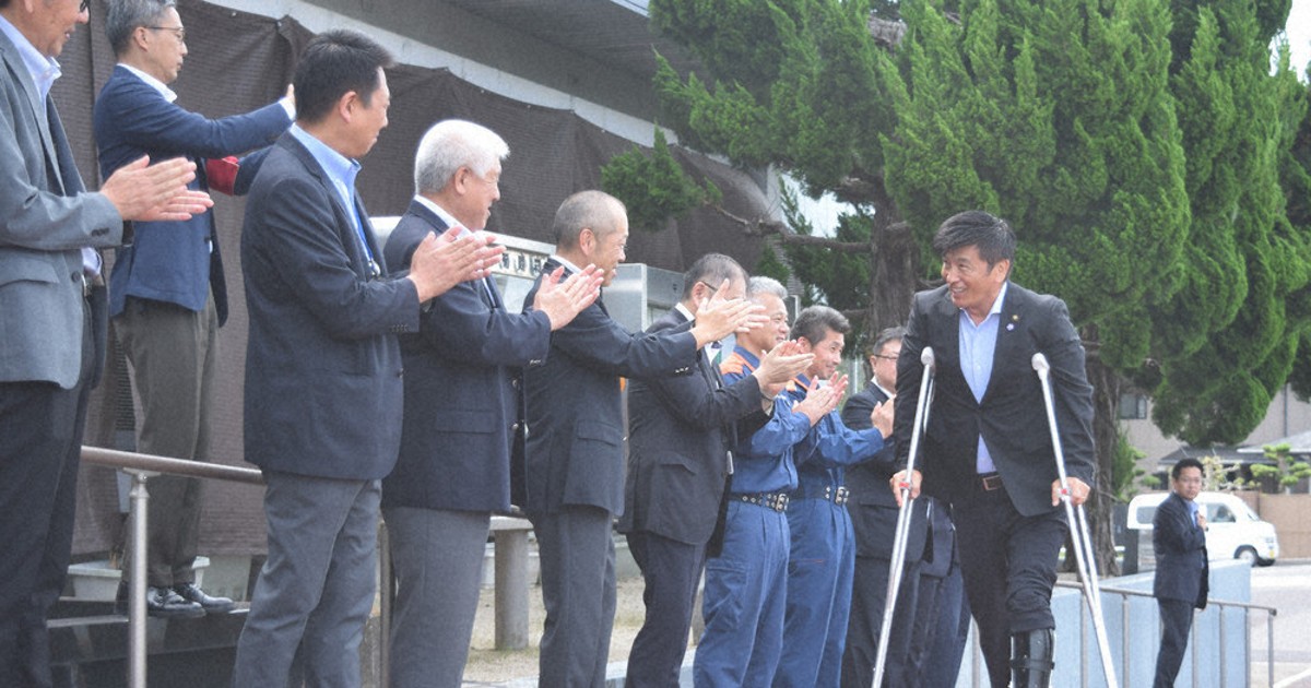 福田健次 あいさつとスカートは短い方がいい」元タレントの市長に辞職勧告