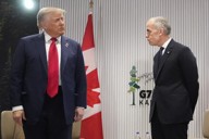 カナダのカーニー首相（右）と向き合うトランプ米大統領＝カナダ西部カナナスキスで2025年6月16日、AP