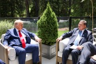 トランプ米大統領（左）と会談する石破茂首相＝カナダ西部カナナスキスで2025年6月16日（内閣広報室提供）