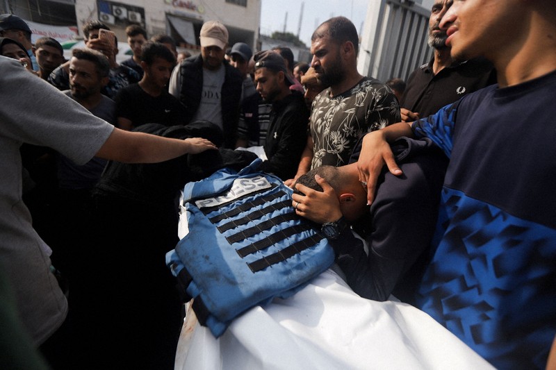 国際法禁じる民間施設攻撃 イスラエル軍に非難相次ぐ 放送中に空爆