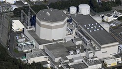 原子力規制委員会の審査で不許可となった日本原子力発電の敦賀原発2号機＝福井県敦賀市で2024年11月14日、本社ヘリから小関勉撮影