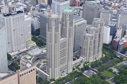 東京都の庁舎。東京都は東京電力の大株主として株主提案を行う＝東京都新宿区で2025年6月4日、本社ヘリから