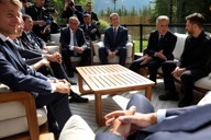 G7サミットで会談する（右から）ウクライナのゼレンスキー大統領、カナダのカーニー首相、ベッセント米財務長官。左奥は石破茂首相＝カナダ西部カナナスキスで2025年6月17日、AP