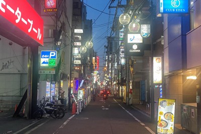 「地面師」とみられるグループによる詐欺事件で舞台の一つとなった大阪・ミナミの東心斎橋＝大阪市中央区で2025年6月5日午後7時24分、松原隼斗撮影