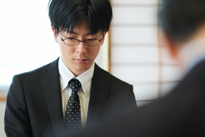 第62期本因坊戦記念　本因坊高尾氏、挑戦者九段依田氏対戦　書道扇子 専用ケース付 2023年 第78期本因坊戦対局記念扇子 | 毎日新聞オンラインストア
