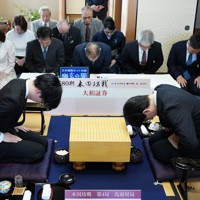 第80期本因坊決定戦第4局、対局を前に一礼する一力遼本因坊（右）と芝野虎丸十段＝三重県鳥羽市の戸田家で2025年6月18日午前10時、吉田航太撮影