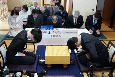 第80期本因坊決定戦第4局、対局を前に一礼する一力遼本因坊（右）と芝野虎丸十段＝三重県鳥羽市の戸田家で2025年6月18日午前10時、吉田航太撮影
