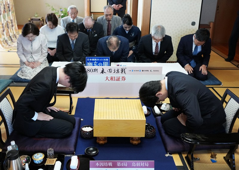 第80期本因坊決定戦第4局、対局を前に一礼する一力遼本因坊（右）と芝野虎丸十段＝三重県鳥羽市の戸田家で2025年6月18日午前10時、吉田航太撮影