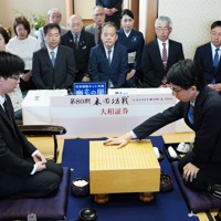 第80期本因坊決定戦五番勝負第4局で、第1着を打つ一力遼本因坊（右）。左は芝野虎丸十段＝三重県鳥羽市の戸田家で2025年6月18日午前10時、吉田航太撮影
