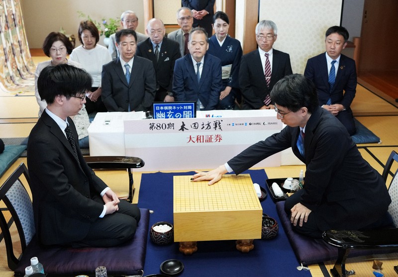 第80期本因坊決定戦五番勝負第4局で、第1着を打つ一力遼本因坊（右）。左は芝野虎丸十段＝三重県鳥羽市の戸田家で2025年6月18日午前10時、吉田航太撮影