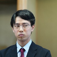 第80期本因坊決定戦第4局、対局前に海の方を見る一力遼本因坊＝三重県鳥羽市の戸田家で2025年6月18日午前9時55分、吉田航太撮影