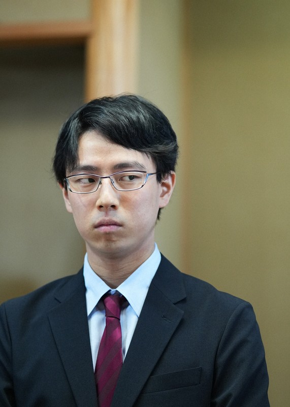 第80期本因坊決定戦第4局、対局前に海の方を見る一力遼本因坊＝三重県鳥羽市の戸田家で2025年6月18日午前9時55分、吉田航太撮影