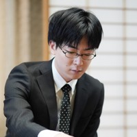 第80期本因坊決定戦第4局、対局に臨む芝野虎丸十段＝三重県鳥羽市の戸田家で2025年6月18日午前9時53分、吉田航太撮影