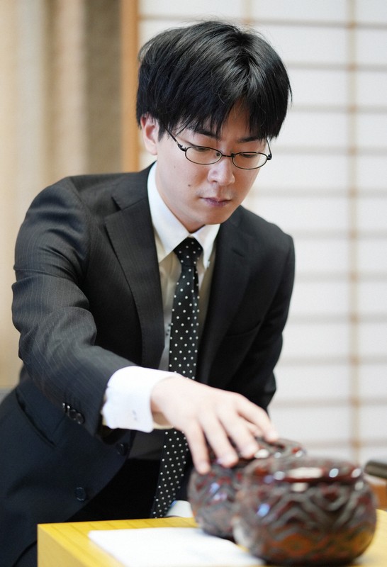 第80期本因坊決定戦第4局、対局に臨む芝野虎丸十段＝三重県鳥羽市の戸田家で2025年6月18日午前9時53分、吉田航太撮影