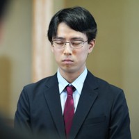 第80期本因坊決定戦第4局、対局前に静かに目を閉じる一力遼本因坊＝三重県鳥羽市の戸田家で2025年6月18日午前9時55分、吉田航太撮影