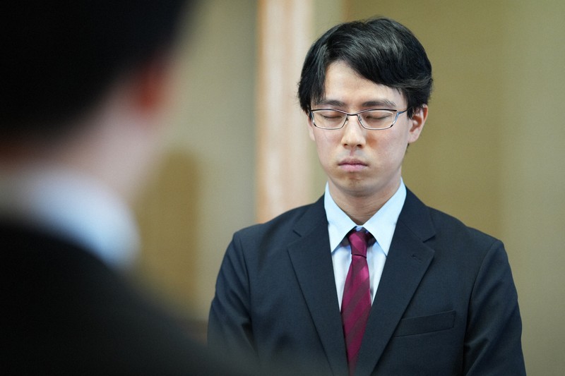第80期本因坊決定戦第4局、対局前に静かに目を閉じる一力遼本因坊＝三重県鳥羽市の戸田家で2025年6月18日午前9時55分、吉田航太撮影