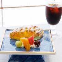 芝野虎丸十段が午前のおやつに注文した「戸田家特製アップルパイ」とアイスコーヒー＝三重県鳥羽市の戸田家で2025年6月18日午前10時9分、吉田航太撮影