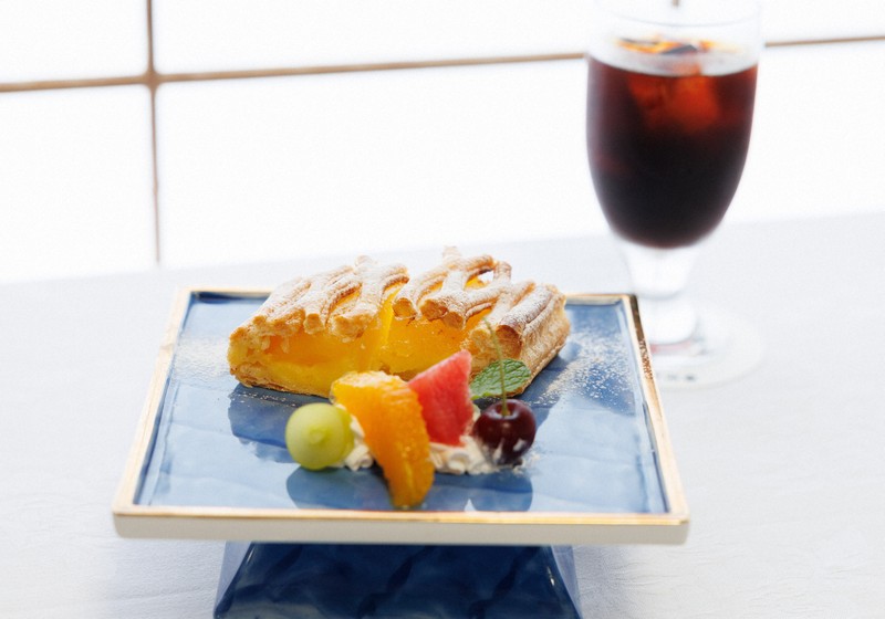 芝野虎丸十段が午前のおやつに注文した「戸田家特製アップルパイ」とアイスコーヒー＝三重県鳥羽市の戸田家で2025年6月18日午前10時9分、吉田航太撮影