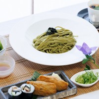 一力遼本因坊が昼食に注文した「伊勢茶そば（ざるそば）」＝三重県鳥羽市の戸田家で2025年6月18日午前11時42分、吉田航太撮影