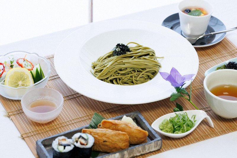一力遼本因坊が昼食に注文した「伊勢茶そば（ざるそば）」＝三重県鳥羽市の戸田家で2025年6月18日午前11時42分、吉田航太撮影