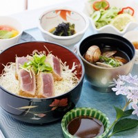 芝野虎丸十段が昼食に注文したマグロカツ丼＝三重県鳥羽市の戸田家で2025年6月18日午前11時42分、吉田航太撮影