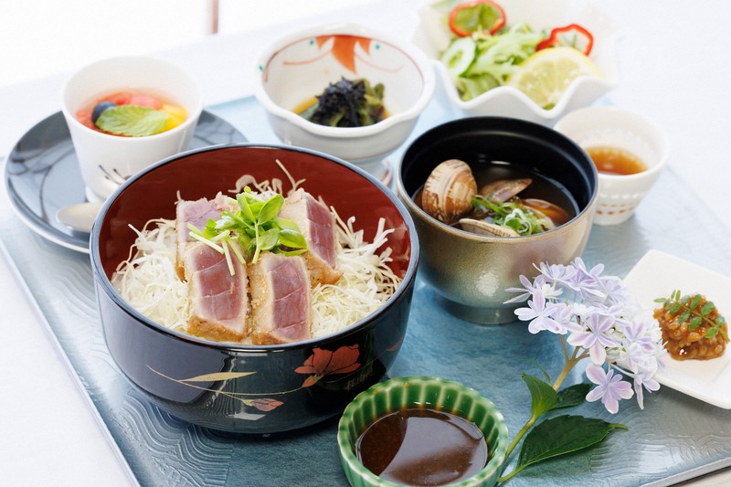 芝野虎丸十段が昼食に注文したマグロカツ丼＝三重県鳥羽市の戸田家で2025年6月18日午前11時42分、吉田航太撮影