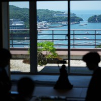 第80期本因坊決定戦第4局、一力遼本因坊と芝野虎丸十段が午後の対局に臨む対局室の窓外に広がる鳥羽湾＝三重県鳥羽市の戸田家で2025年6月18日午後1時31分、吉田航太撮影