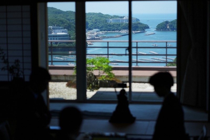 第80期本因坊決定戦第4局、一力遼本因坊と芝野虎丸十段が午後の対局に臨む対局室の窓外に広がる鳥羽湾＝三重県鳥羽市の戸田家で2025年6月18日午後1時31分、吉田航太撮影