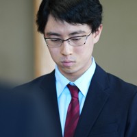 第80期本因坊決定戦第4局、午後の対局に臨む一力遼本因坊＝三重県鳥羽市の戸田家で2025年6月18日午後1時27分、吉田航太撮影