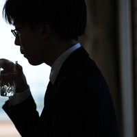 第80期本因坊決定戦第4局、午後の対局に臨む前に水を飲む芝野虎丸十段＝三重県鳥羽市の戸田家で2025年6月18日午後1時25分、吉田航太撮影