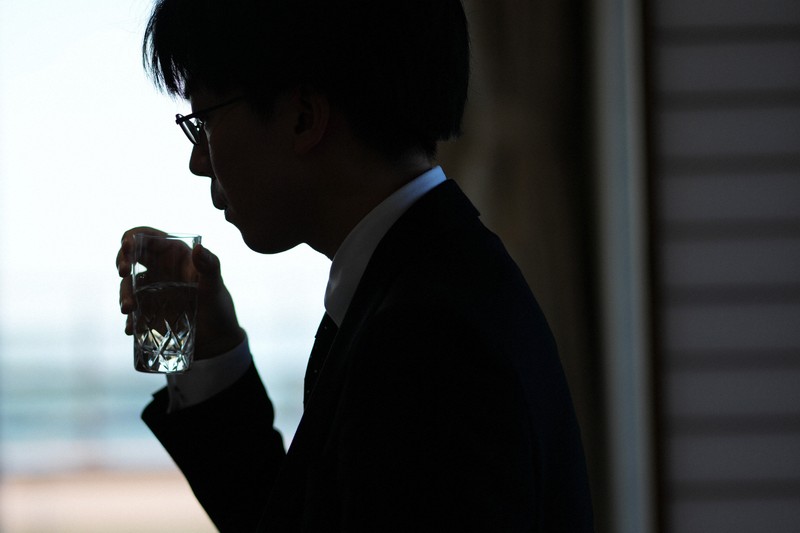 第80期本因坊決定戦第4局、午後の対局に臨む前に水を飲む芝野虎丸十段＝三重県鳥羽市の戸田家で2025年6月18日午後1時25分、吉田航太撮影