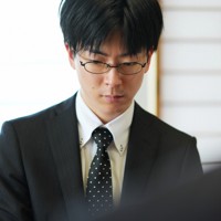 第80期本因坊決定戦第4局、午後の対局に臨む芝野虎丸十段＝三重県鳥羽市の戸田家で2025年6月18日午後1時27分、吉田航太撮影