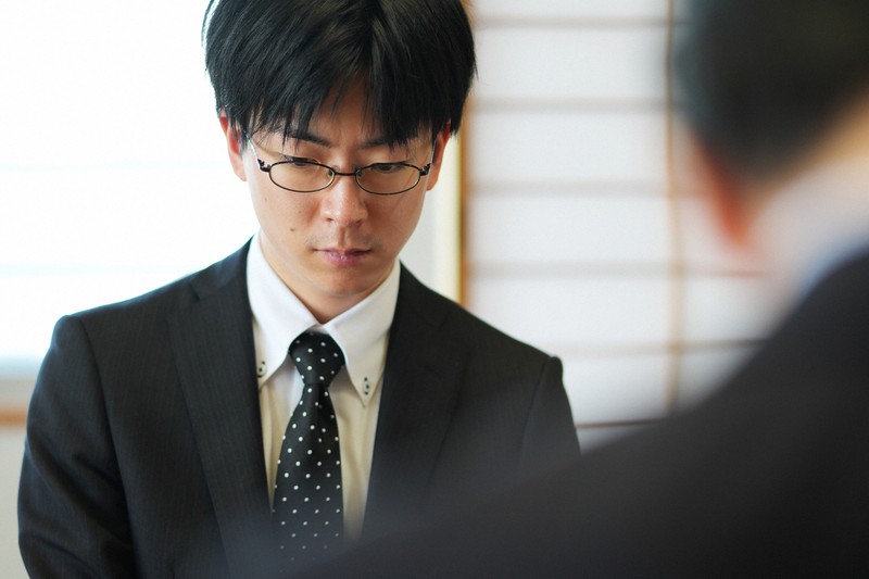 第80期本因坊決定戦第4局、午後の対局に臨む芝野虎丸十段＝三重県鳥羽市の戸田家で2025年6月18日午後1時27分、吉田航太撮影