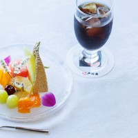一力遼本因坊が午後のおやつに注文した季節のフルーツ盛り合わせとアイスコーヒー＝三重県鳥羽市の戸田家で2025年6月18日午後2時45分、吉田航太撮影