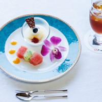 芝野虎丸十段が午後のおやつに注文したパンナコッタとレモンゼリーのフルーツ添えとアイスティー＝三重県鳥羽市の戸田家で2025年6月18日午後2時46分、吉田航太撮影