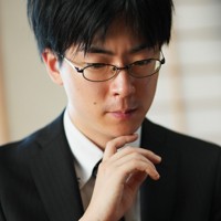 第4局で一力遼本因坊に勝利し、感想戦で対局を振り返る芝野虎丸十段＝三重県鳥羽市の戸田家で2025年6月18日午後6時12分、吉田航太撮影
