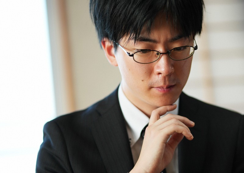 第4局で一力遼本因坊に勝利し、感想戦で対局を振り返る芝野虎丸十段＝三重県鳥羽市の戸田家で2025年6月18日午後6時12分、吉田航太撮影