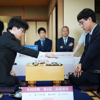 第4局で一力遼本因坊（右）に勝利し、感想戦で対局を振り返る芝野虎丸十段＝三重県鳥羽市の戸田家で2025年6月18日午後6時1分、吉田航太撮影