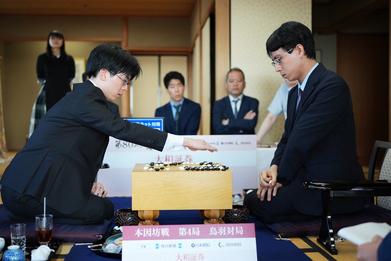 第4局で一力遼本因坊（右）に勝利し、感想戦で対局を振り返る芝野虎丸十段＝三重県鳥羽市の戸田家で2025年6月18日午後6時1分、吉田航太撮影