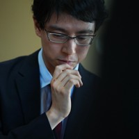 第4局で芝野虎丸十段に敗れ、感想戦で対局を振り返る一力遼本因坊＝三重県鳥羽市の戸田家で2025年6月18日午後6時8分、吉田航太撮影