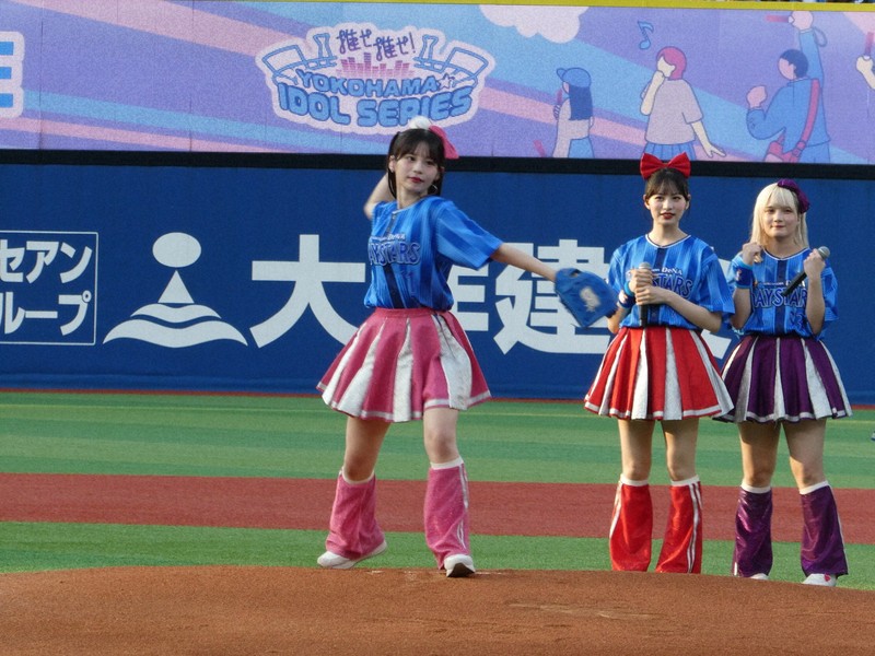 CANDY TUNE」の村川緋杏さんが投球 ワンバン、天仰ぐ | 毎日新聞