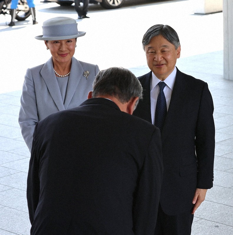 平和記念公園で原爆慰霊碑に供花 天皇、皇后両陛下が広島訪問 [写真