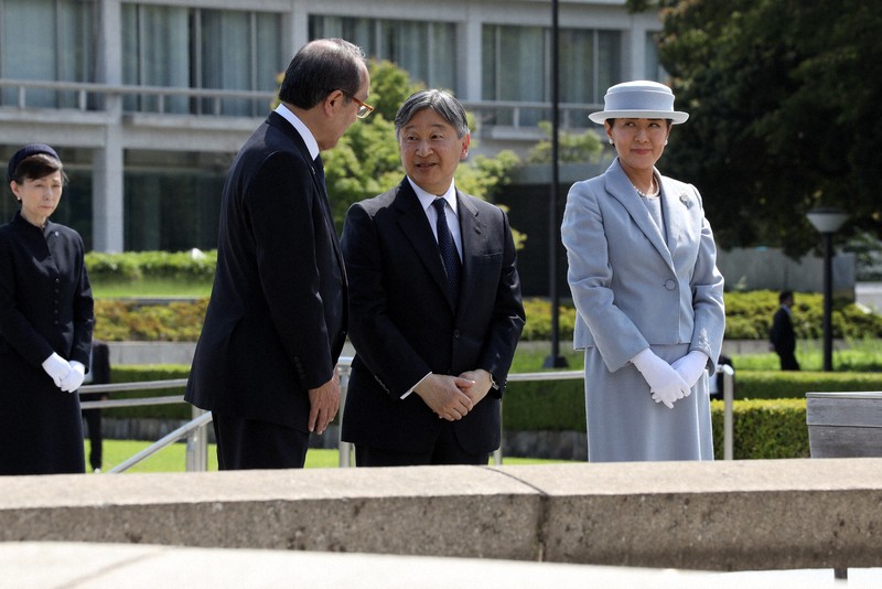 平和記念公園で原爆慰霊碑に供花 天皇、皇后両陛下が広島訪問 [写真