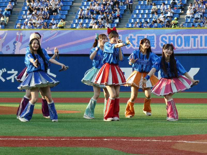 CANDY TUNE」の村川緋杏さんが投球 ワンバン、天仰ぐ [写真特集3/7