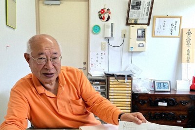 図面を見せながら野菜畑について語る能村武資さん＝石川県輪島市門前町で、東栄一撮影
