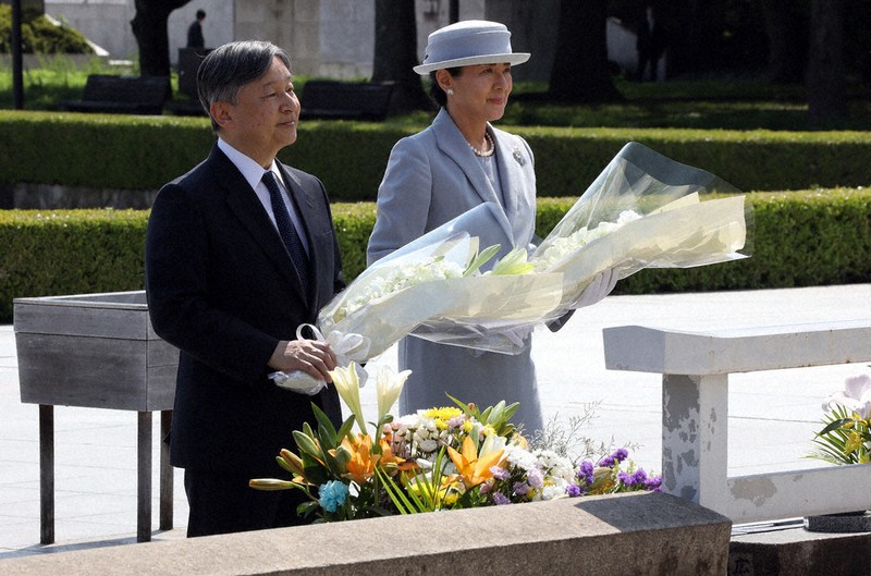 皇室：両陛下、原爆慰霊碑に供花 広島訪問、被爆者と懇談 | 毎日新聞