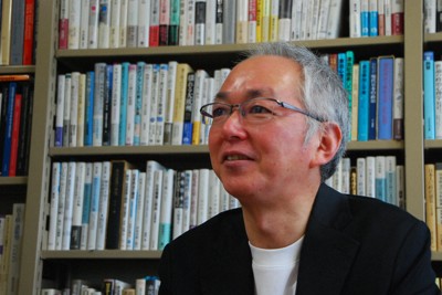 日本のポピュリズムについて語る松谷満・中京大教授＝愛知県豊田市の中京大で2025年5月9日午後2時13分、千脇康平撮影