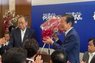 公明党の斉藤鉄夫代表（左）から花束を受け取る山口那津男元代表＝国会内で2025年6月20日午後0時22分、野間口陽撮影