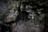 摩文仁の日本軍第32軍司令部壕。瀬底正賢さんら、通信隊として動員された水産学校の学徒もこの壕にいたとみられる＝沖縄県糸満市で2025年6月17日、喜屋武真之介撮影