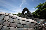 裴奉奇さんが連れてこられた渡嘉敷島にある、朝鮮人を追悼する「アリラン慰霊のモニュメント」。渦をイメージし、1997年に建てられた＝沖縄県渡嘉敷村で2025年6月19日、喜屋武真之介撮影